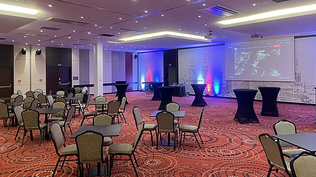 Místnost vyhrazená pro politiky ve volebním štábu SPD v pražském Hotelu Duo. (10. října 2026)