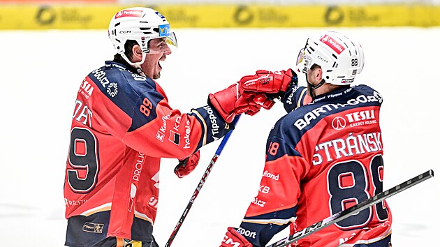 Pardubičtí Jan Mandát a Jan Stránský slaví vítězství na lídrem extraligy.