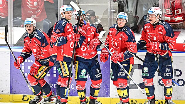 Hokejisté Pardubic slaví vítězný gól v prodloužení proti Třinci.