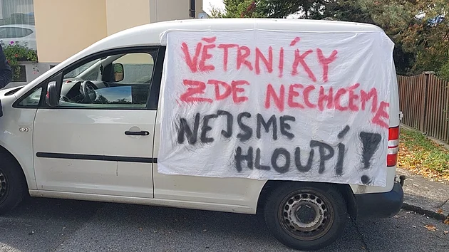 Na Táborsku řešili policisté v pátek nevhodnou agitaci, pravděpodobně na podporu referenda s vyzdobeným vozidlem, které ale stálo přímo před volební místností.