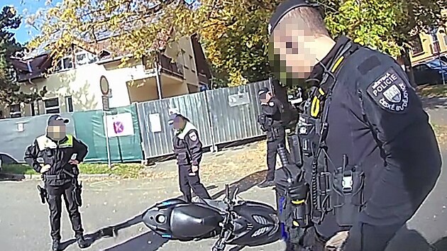 Sk&uacute;tr neměl registračn&iacute; značku a byl ve &scaron;patn&eacute;m technick&eacute;m stavu.