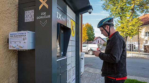 V Záblatí mají speciální box, který slouží k vyzvedávání zásilek, ale cyklisté si u něj mohou dobít elektrokola nebo nafouknout pneumatiky.
