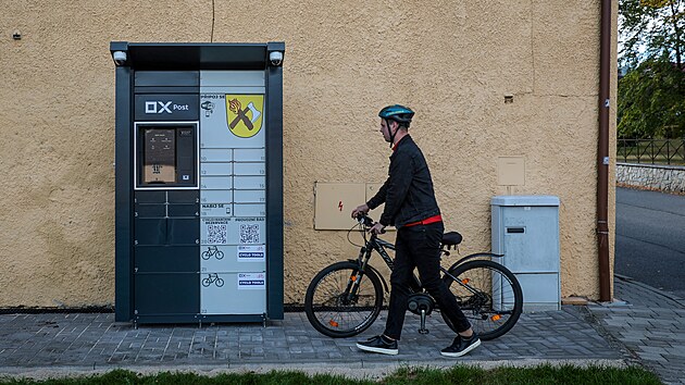 V Záblatí mají speciální box, který slouží k vyzvedávání zásilek, ale cyklisté si u něj mohou dobít elektrokola nebo nafouknout pneumatiky.