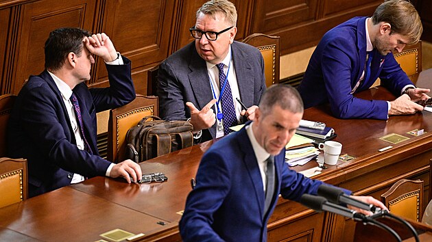 Hovoří místopředseda ODS Karel Haas, za ním ministr zahraničí Petr Macinka, ministr práce a sociálních věcí Aleš Juchelka a ministr zdravotnictví Adam Vojtěch
