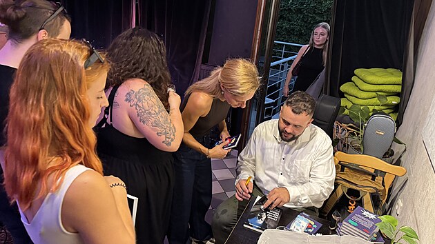 Na autorův podpis se stála fronta.