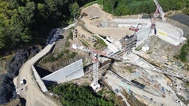 Suchý poldr Kutřín v údolí říčky Krounky postupně získává svou podobu. (12. října 2026)