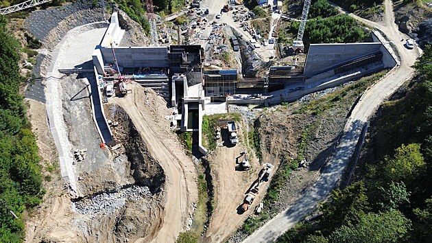 Suchý poldr Kutřín v údolí říčky Krounky postupně získává svou podobu. (12. října 2026)