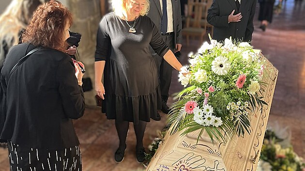 Tereza Kov&aacute;řov&aacute; (na sn&iacute;mku uprostřed) pom&aacute;h&aacute; pozůstal&yacute;m rodin&aacute;m připravit laskav&eacute; posledn&iacute; rozloučen&iacute; s jejich bl&iacute;zk&yacute;mi.
