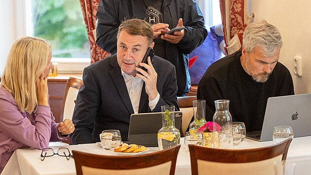 V&yacute;sledky druh&eacute;ho kola sen&aacute;tn&iacute;ch voleb na Českolipsku sleduje hejtman Martin Půta (SLK) z Villy Hrdlička v Česk&eacute; L&iacute;pě. Po polovině sečten&yacute;ch hlasů v&iacute;těz&iacute; nad protikandid&aacute;tkou Jitkou Volfovou. 17. ř&iacute;jna 2026
