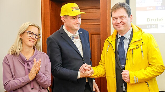 Zpočátku vyrovnaný souboj o senátorské křeslo v obvodu Česká Lípa vyhrál hejtman Martin Půta (uprostřed). Starostku České Lípy Jitku Volfovou v polovině sečtených okrsků nechal za sebou. (17. října 2026)