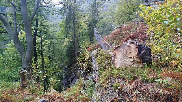 Kus odlomen&eacute; p&iacute;skovcov&eacute; sk&aacute;ly se v p&aacute;tek 9. ř&iacute;jna zř&iacute;til na pr&aacute;zdn&eacute; parkovi&scaron;tě v Hřensku. Kameny na&scaron;těst&iacute; nikoho nezranily.