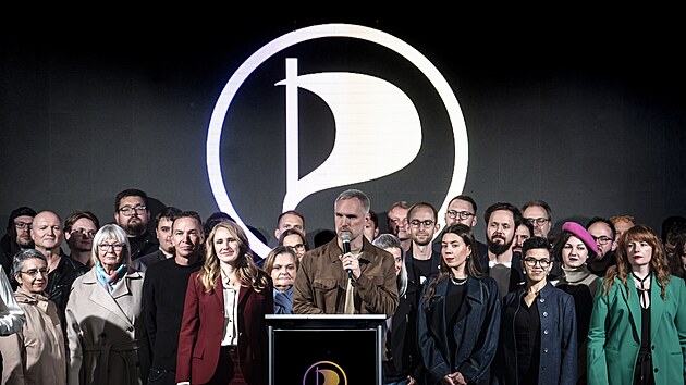 Tiskov&aacute; konference Pir&aacute;tů v pražsk&eacute;m &scaron;t&aacute;bu v Trojsk&eacute;m pivovaru. Včele předseda strany Zdeněk Hřib a kandid&aacute;tka na prim&aacute;torku Tereza Nislerov&aacute; (nalevo). (10. ř&iacute;jna 2026)