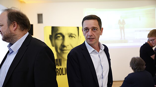 Jan Grolich přichází do volebního štábu lidovců.