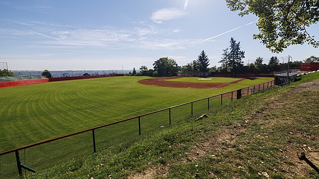 Baseballisté Techniky Brno mají na Kraví hoře dvě hřiště, mezi nimi už ale několik let chtějí vybudovat třetí. Jako veřejné bude sloužit i žákům blízkých škol. (říjen 2026)