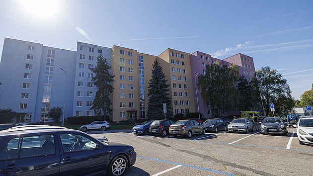 Tyto městsk&eacute; bytov&eacute; domy na Dunajsk&eacute; v č&aacute;sti Brno-Star&yacute; L&iacute;skovec z&iacute;skaj&iacute; do jara zelenou střechu. (podzim 2026)