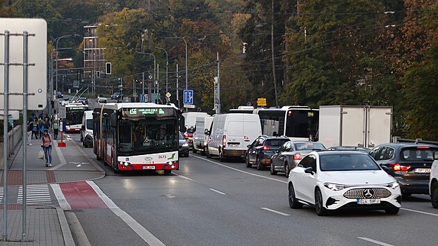 Složitá dopravní situace kvůli uzavřenému Pisáreckému tunelu a tunelu Hlinky se v pondělí 19. října 2026 zlepšila, vozy MHD ale dál nabíraly klidně 20 minut zpoždění.