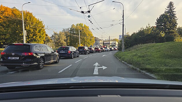 Složitá dopravní situace kvůli uzavřenému Pisáreckému tunelu a tunelu Hlinky se v pondělí 19. října 2026 zlepšila, vozy MHD ale dál nabíraly klidně 20 minut zpoždění.