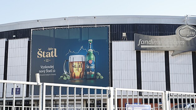 Hala Rondo, dnes pod ofici&aacute;ln&iacute;m n&aacute;zvem Winning Group Arena, je oblepen&aacute; reklamou. (ř&iacute;jen 2026)