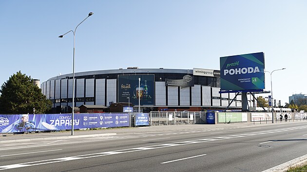 Hala Rondo, dnes pod ofici&aacute;ln&iacute;m n&aacute;zvem Winning Group Arena, je oblepen&aacute; reklamou. (ř&iacute;jen 2026)
