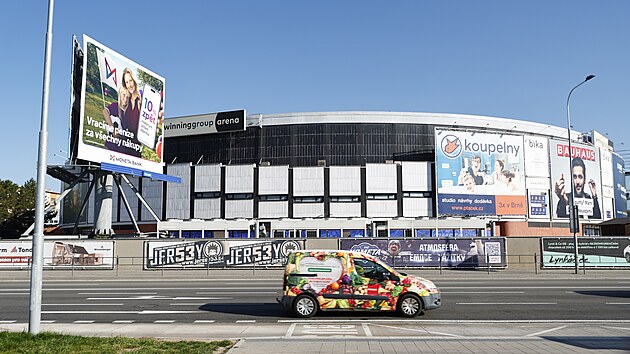 Hala Rondo, dnes pod ofici&aacute;ln&iacute;m n&aacute;zvem Winning Group Arena, je oblepen&aacute; reklamou. (ř&iacute;jen 2026)
