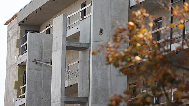 Už na jaře tohoto roku měla stavba kolejí polytechniky kvůli soudům skluz devět měsíců. Hotovo mělo být v listopadu. Další zastavení prací zřejmě způsobí další prodloužení termínů a prodražení stavby. (9. října 2026)