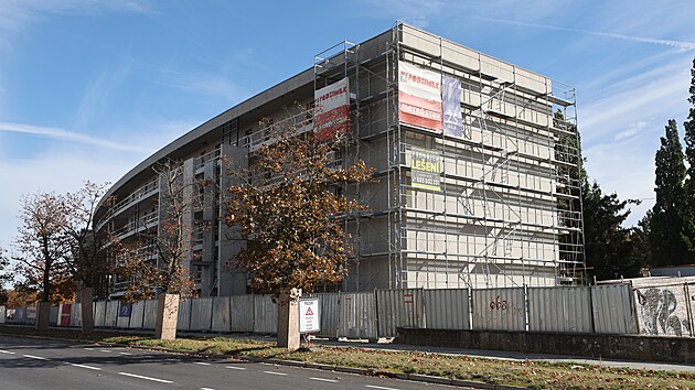 Už na jaře tohoto roku měla stavba kolejí polytechniky kvůli soudům skluz devět měsíců. Hotovo mělo být v listopadu. Další zastavení prací zřejmě způsobí další prodloužení termínů a prodražení stavby. (9. října 2026)