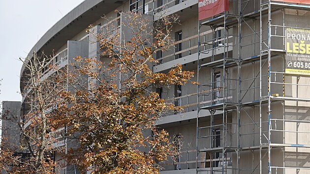 Už na jaře tohoto roku měla stavba kolejí polytechniky kvůli soudům skluz devět měsíců. Hotovo mělo být v listopadu. Další zastavení prací zřejmě způsobí další prodloužení termínů a prodražení stavby. (9. října 2026)