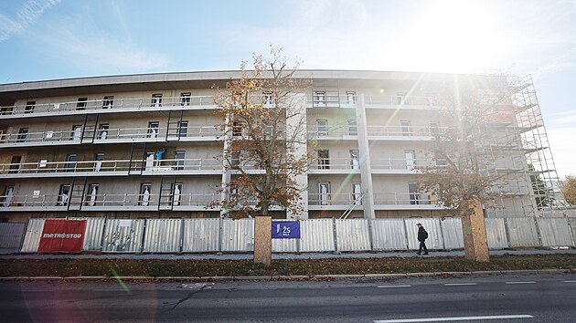 Už na jaře tohoto roku měla stavba kolejí polytechniky kvůli soudům skluz devět měsíců. Hotovo mělo být v listopadu. Další zastavení prací zřejmě způsobí další prodloužení termínů a prodražení stavby. (9. října 2026)