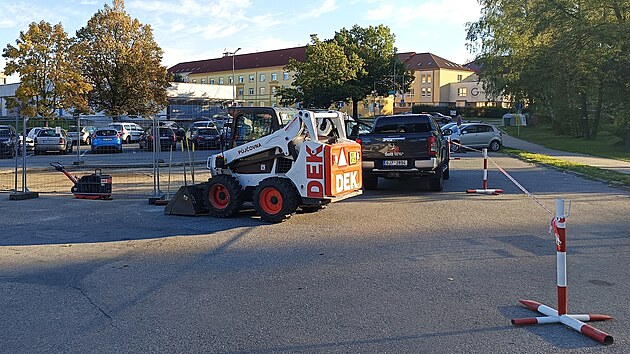 Centr&aacute;ln&iacute; parkovi&scaron;tě u tržnice čekaj&iacute; &uacute;pravy. V&scaron;echna parkovac&iacute; m&iacute;sta budou konečně nově vyznačena, aby bylo zřejm&eacute;, kde lze parkovat.
