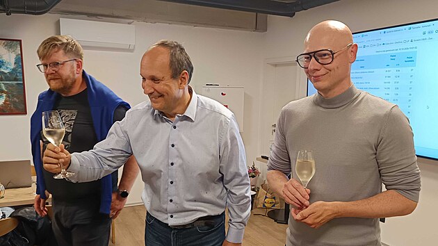 Ve štábu jihlavské ODS byl důvod k radosti ještě před sečtením všech volebních hlasů. Tým pro Jihlavu zvítězil s obrovským náskokem. Na snímku jsou se šampaňským lídr kandidátky a primátor Petr Ryška (v košili) a náměstek primátora David Beke. (10. října 2026)