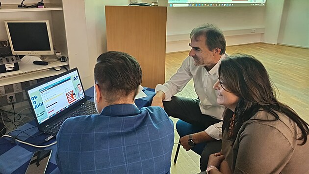 V jihlavském štábu ANO sledoval sčítání výsledků voleb lídr kandidátky a náměstek primátora Radek Popelka (v bílé košili). Mnoho důvodů k radosti však i přes úsměv neměl. (10. října 2026)