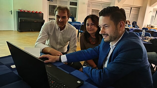 V jihlavském štábu ANO sledoval sčítání výsledků voleb lídr kandidátky a náměstek primátora Radek Popelka (v bílé košili). Mnoho důvodů k radosti však i přes úsměv neměl. (10. října 2026)
