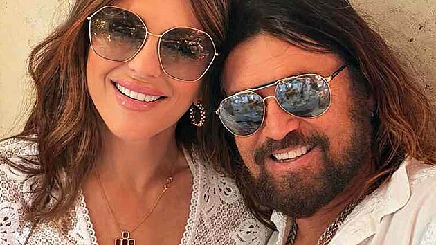 Elizabeth Hurley a Billy Ray Cyrus (srpen 2026)