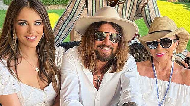 Elizabeth Hurley s partnerem Billym Rayem Cyrusem, synem Damianem a herečkou Joan Collinsovou (srpen 2026)