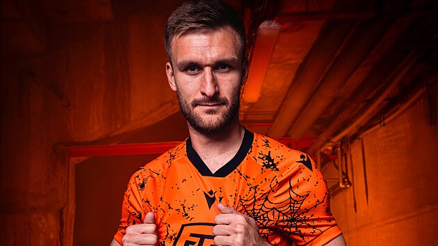 Fotbalisté Teplic nastoupí do ligového zápasu s Artisem Brno v halloweenských dresech. Brankář Matouš Trmal.