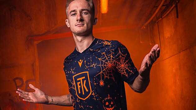 Matěj Radosta v teplickém halloweenském dresu.