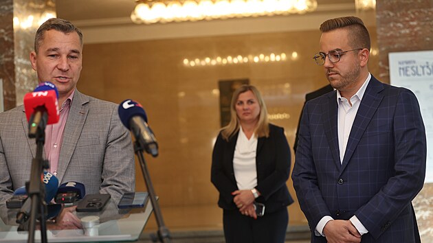 Lídr ostravské kandidátky ANO Richard Vereš (vpravo) a Aleš Boháč za Starosty pro Ostravu oznámili vznik nové radniční koalice. (13. září 2026)