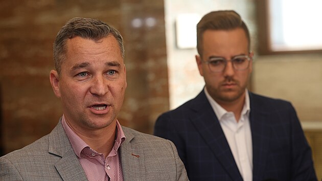 Lídr ostravské kandidátky ANO Richard Vereš (vpravo) a Aleš Boháč (vlevo) za Starosty pro Ostravu oznámili vznik nové radniční koalice. (13. září 2026)