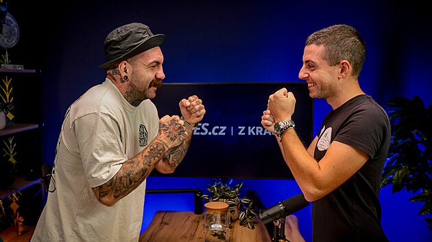 &bdquo;Staredown&ldquo; před zač&aacute;tkem nat&aacute;čen&iacute; podcastu - bojovn&iacute;k Josef H&aacute;la (vlevo) a redaktor Pavel Kortus (19. ř&iacute;jna 2026)