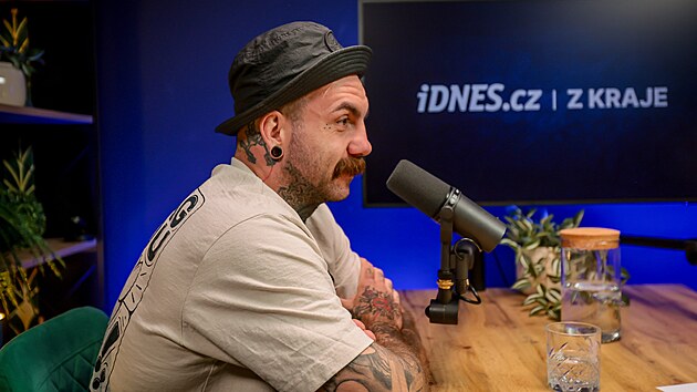 Josef H&aacute;la při nat&aacute;čen&iacute; podcastu (19. ř&iacute;jna 2026)