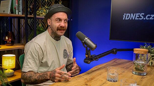 Josef H&aacute;la při nat&aacute;čen&iacute; podcastu (19. ř&iacute;jna 2026)