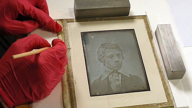 Kryc&iacute;m sklům daguerrotypi&iacute; hroz&iacute; kvůli nalept&aacute;n&iacute; povrchu chemik&aacute;liemi ze&scaron;ednut&iacute;. Proto se o ně nyn&iacute; staraj&iacute; zku&scaron;en&eacute; restaur&aacute;torky.