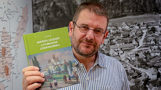 Pověsti, legendy a vypr&aacute;věn&iacute; z Doudlebska - tak se jmenuje nov&aacute; kniha etnografa a n&aacute;rodopisce Jana &Scaron;im&aacute;nka z Doudleb na Českobudějovicku. &Scaron;im&aacute;nka jsme fotili v Jihočesk&eacute;m muzeu. (16. ř&iacute;jna 2026)