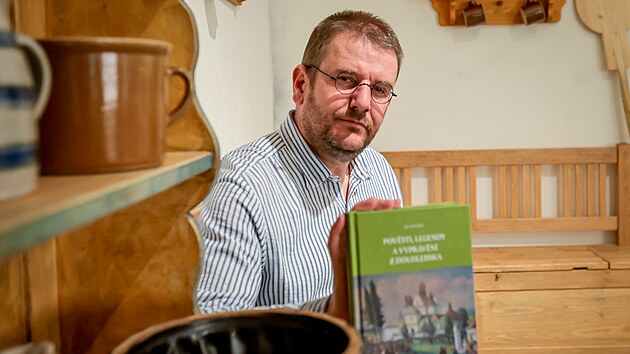 Pověsti, legendy a vypr&aacute;věn&iacute; z Doudlebska - tak se jmenuje nov&aacute; kniha etnografa a n&aacute;rodopisce Jana &Scaron;im&aacute;nka z Doudleb na Českobudějovicku. &Scaron;im&aacute;nka jsme fotili v Jihočesk&eacute;m muzeu. (16. ř&iacute;jna 2026)