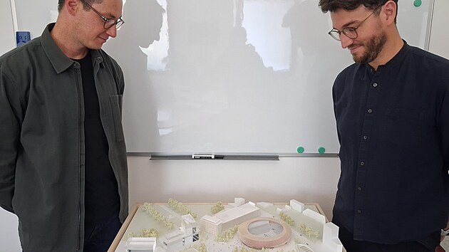 Architekti James Perry (vlevo) a Petr Šuma spolupracují již delší dobu. Nyní připravují sportovní halu v Budějovicích. (19. října 2026)