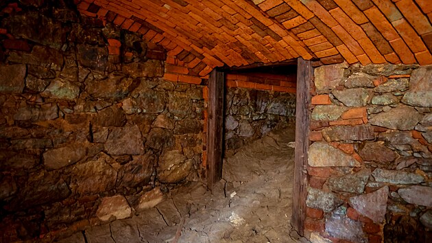Nedostatek vody v orlické přehradní nádrži odhalilo pod Podolským mostem i dobře dochovaný sklep, který patřil k rodinnému domku Smrtů. Stala se z něj vedle odhalených zbytků starého mostu nová atrakce. (15. října 2026)