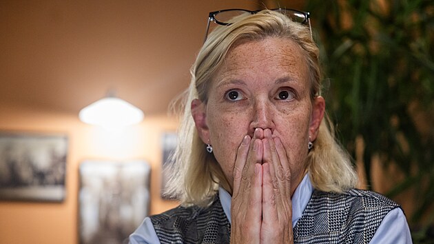 Primátorka Hradce Králové Pavlína Springerová (HDK) sleduje se svým týmem sčítání volebních výsledků v zaplněné hradecké hospodě U Rudolfa (10. října 2026).