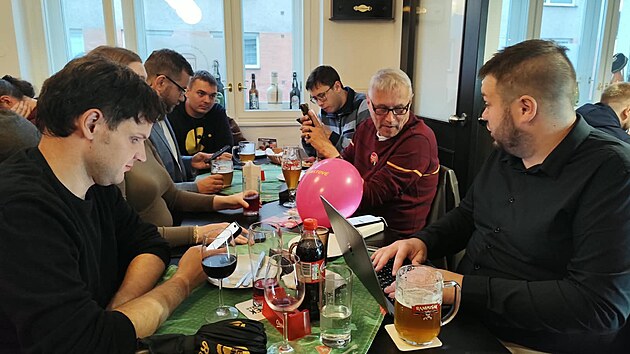 Kandid&aacute;t do Sen&aacute;tu Martin Dvoř&aacute;k ve &scaron;t&aacute;bu Starostů a Pir&aacute;tů v hostinci Mal&yacute; Růžek (10. ř&iacute;jna 2026)