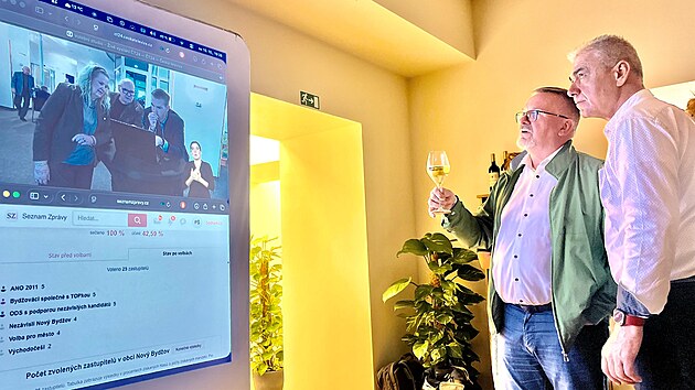 L&iacute;dr ODS v Hradci Kr&aacute;lov&eacute; Martin Soukup se sklenkou v ruce sleduje v&yacute;sledky voleb. (10. ř&iacute;jna 2026)