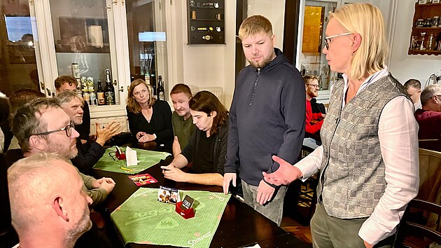 Úspěšné partaje v čele s primátorkou Pavlínou Springerovou jednají v hostinci Malý Růžek v Hradci Králové o nové koalici. (10. října 2026)